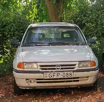 Ein etwas trauriger Opel Astra, augenommen in August, 2019 (Pécs, Ungarn).
