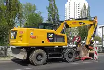 Ein CAT M322F Mobilbagger (Mietbaumaschine) am 23.04.19 Berlin Hohenschönhausen.