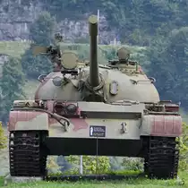 Der Kampfpanzer vom Typ T-55 ist einer der am häufigsten produzierten Panzertypen der Welt und ist hier im Park der Militärgeschichte in Pivka zu sehen. (August 2019)