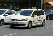 =VW Touran-Taxi unterwegs in Bad Camberg im Juni 2019