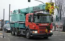 Ein Liebherr Teleskop-Aufbaukran LTF? auf einem SCANIA P 360 der Fa. KRÖSCHE-KRAN SERVICE am 13.02.19 Berlin Hohenschönhausen.