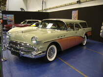 Buick Special 40 Caballero Estate Wagon aus dem Jahr 1957. Im Modelljahr 1957 konnten die Estate Wagon genannten Kombimodelle nut aus der Basisbaureihe Special 40 bestellt werden. Durch verschiedene Ausstattungspakete, wie bei diesem Fahrzeug das  Caballero-Paket, konnten die Autos jedoch aufgewertet werden. Von diesen Kombimodellen verkaufte die Buick-Division 1957 7013 Autos zum Preis ab US$ 3047,00. Der in der Farbkombination antique ivory/apricot lackierte Special 40 Caballero wird von einem V8-Motor angetrieben, der aus einem Hubraum von 5962 cm³ 250 PS leistet. Essen Motor Show am 08.12.2019.