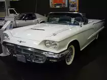 Ford Thunderbird Convertible des Modelljahres 1960 im Farbton corinthian white. Ein solches Cabriolet war im Jahr 1960 ab einem Preis von US$ 4222,00 zu haben und verkaufte sich in 11.860 Einheiten. 1960 war auch gleichzeitig das letzte Modelljahr der zweiten Thunderbird Modellgeneration, den sogenannten Square-Birds. Die 1960´er Thunderbird´s waren mit zwei verschiedenen V8-Motoren lieferbar: 5768 cm³ mit einer Leistung von 300 PS, sowie gegen Aufpreis 7046 cm³ mit 345 PS. Essen Motor Show am 08.12.2019.