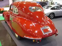 Heckansicht eines Fiat 1500 mit einer Superleggera Karosserie von der Carrozzeria Touring/Milano aus dem Jahr 1937. Der 1500´er wurde von 1935 bis 1948 gebaut. In der Mitte der 1930´er Jahre begann sich eine Wendung im Karosseriedesign zu vollziehen. Die Turiner Marke gehörte zu den ersten Herstellern, die es verstand, die neuesten Erkenntnisse über Aerodynamik in einem Serienfahrzeug geschmackvoll zu realisieren. Der Sechsylinderreihenmotor hat einen Hubraum von 1493 cm³ und leistet 45 PS. Essen Motor Show am 08.12.2019.