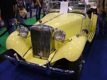 MG TD, gebaut von 1950 bis 1953. Der TD war ein Exportschlager. Rund 90% der verkauften Fahrzeuge gingen in den Export. Wobei der Export in die USA der relevanteste war. Der wassergekühlte Vierzylinderreihenmotor hat einen Hubraum von genau 1250 cm³. Das Modell TD war in zwei Versionen lieferbar. Einmal als TD und als TD MK II. Von den ca. 30.000 produzierten TD Modellen entfielen nur ca. 1.700 Einheiten auf den TD MK II, der statt mit 54 PS mit 57 PS aufwarten konnte. Essen Motor Show am 08.12.2019.