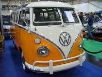 VW T1 Bus Achtsitzer Sondermodell, produziert in den Jahren von 1963 bis 1967. Der im Volksmund  Samba  genannte Bus mit der exclusiven Dachrandverglasung, hatte schon den 1.493 cm³ großen Vierzylinderboxermotor mit 42 PS. Der abgelichtete Bus mit den Exportstoßstangen und den vorderen Tropenfenstern lief 1965 vom Band. Essen Motor Show am 08.12.2019.