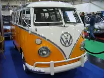 VW T1 Bus Achtsitzer Sondermodell, produziert in den Jahren von 1963 bis 1967. Der im Volksmund  Samba  genannte Bus mit der exclusiven Dachrandverglasung, hatte schon den 1.493 cm³ großen Vierzylinderboxermotor mit 42 PS. Der abgelichtete Bus mit den Exportstoßstangen und den vorderen Tropenfenstern lief 1965 vom Band. Essen Motor Show am 08.12.2019.
