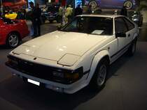 Toyota Celica Supra 2.8i (Baureihe MA61), gebaut von 1981 bis 1986. Dieses Auto avancierte Anfang der 1980´er Jahre zum sportlichen Spitzenmodell von Toyota. Die Karosserie hatte große Ähnlichkeit mit dem Corolla Liftback, war aber länger und auch ein wenig breiter. In Deutschland war das Modell erst ab 1982 lieferbar. Über einen umfangreichen Zubehörkatalog konnte der geneigte Käufer sein Auto individuell gestalten. Der Sechszylinderreihenmotor hat einen Hubraum von 2740 cm³ und leistet 170 PS. Die Höchstgeschwindigkeit wurde mit ca. 200 km/h angegeben. Essen Motor Show am 08.12.2019.