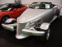 Als Plymouth Prowler kam dieses Retro-Modell im Jahr 1997 auf den Markt. Im Jahr 2000 stellte der Chrysler-Konzern die tradtionsreiche Marke Plymouth ein. Der Prowler durfte dann noch bis zum Jahr 2002 als Chrysler Prowler weiter leben. Angetrieben wird das puristische Auto von einem V6-Motor, der aus einem Hubraum von 3518 cm³. Dieser Motor leistet 253 PS und kann das Auto auf eine Höchstgeschwindigkeit von 230 km/h beschleunigen. Essen Motor Show am 08.12.2019.