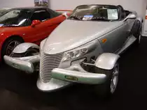 Als Plymouth Prowler kam dieses Retro-Modell im Jahr 1997 auf den Markt. Im Jahr 2000 stellte der Chrysler-Konzern die tradtionsreiche Marke Plymouth ein. Der Prowler durfte dann noch bis zum Jahr 2002 als Chrysler Prowler weiter leben. Angetrieben wird das puristische Auto von einem V6-Motor, der aus einem Hubraum von 3518 cm³. Dieser Motor leistet 253 PS und kann das Auto auf eine Höchstgeschwindigkeit von 230 km/h beschleunigen. Essen Motor Show am 08.12.2019.