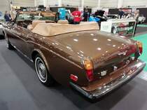 Heckansicht eines Rolls Royce Corniche II DHC, produziert in Crewe von 1986 bis 1989. Als Corniche wurden ab 1971 die Coupe- und DHC Versionen (Drop Head Coupe = Cabriolet) des Rolls Royce Silver Shadow bezeichnet. Der V8-motor mit einem Hubraum von 6.748 cm³ leistet 224 PS und war grundsätzlich mit einem 3-Gang-Automatikgetriebe ausgerüstet. Essen Motor Show am 08.12.2019