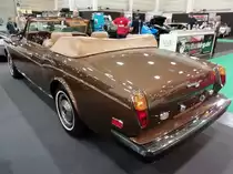 Heckansicht eines Rolls Royce Corniche II DHC, produziert in Crewe von 1986 bis 1989. Als Corniche wurden ab 1971 die Coupe- und DHC Versionen (Drop Head Coupe = Cabriolet) des Rolls Royce Silver Shadow bezeichnet. Der V8-motor mit einem Hubraum von 6.748 cm³ leistet 224 PS und war grundsätzlich mit einem 3-Gang-Automatikgetriebe ausgerüstet. Essen Motor Show am 08.12.2019