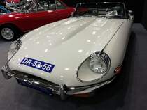 Jaguar E Type Series 2 Roadster. 1964 - 1971. Der E Type wurde bereits 1961 vorgestellt. Anfangs wurde er noch vom 3.8l 6-Zylinderreihenmotor aus dem Vorgängermodell XK 150 befeuert. 1964 wurde der Hubraum auf 4.235 cm³ aufgebohrt, wobei die PS Leistung gleich blieb. Lediglich das Drehmoment und die Vollgasfestigkeit veränderten sich. Ab Herbst 1971 wurde der bewährte 6-Zylindermotor gegen einen V12-motor ausgetauscht. Essen Motor Show am 08.12.2019.