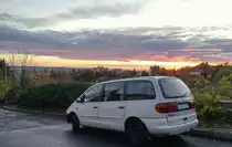 VW Sharan, aufgenommen beim Sonnenuntergang in November, 2019 (Pécs, Ungarn).
