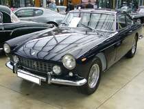 Ferrari 250 GTE, gebaut in Maranello von 1960 bis 1963. Der 250 GTE war das erste viersitzige Ferrarimodell. Der V12-Motor hat einen Hubraum von 2.951 cm³ und leistet ca. 240 PS. Die Höchstgeschwindigkeit dieses schnittigen Coupes wurde mit 230 km/h angegeben . Es wurden 950 Exemplare dieses Modelles gebaut. Classic Remise Düsseldorf im November 2014.