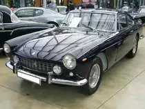 Ferrari 250 GTE, gebaut in Maranello von 1960 bis 1963. Der 250 GTE war das erste viersitzige Ferrarimodell. Der V12-Motor hat einen Hubraum von 2.951 cm³ und leistet ca. 240 PS. Die Höchstgeschwindigkeit dieses schnittigen Coupes wurde mit 230 km/h angegeben . Es wurden 950 Exemplare dieses Modelles gebaut. Classic Remise Düsseldorf im November 2014.