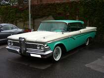 Edsel Ranger twodoor Sedan des Modelljahres 1959. Die Edsel Modelle des Jahrganges 1959 waren grundsätzlich mit einem 4483 cm³ großen V8-Motor ausgerüstet. Dieser leistet 200 PS. Als Option konnte man auch einen Sechszylinderreihenmotor mit 145 PS ordern. Hänge aus meinem Archiv noch ein Farbfoto eines zweitürigen 1959´er Edsel Ranger an. Besucherparkplatz der Düsseldorfer Classic Remise im Juli 2011.