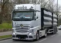 Gewaltiger MB ACTROS 1845 Sattelkipper für Schrotttransporte am 11.12.19 Berlin Friedrichsfelde. 