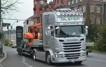 Einer von den ganz starken, eine SCANIA R 730 Zugmaschine der Fa. Bilstein mit Ladebrücke als Auflieger mit mobiler Hebebühne (Mietbaumaschine) beladen am 13.11.19 Berlin Pankow.
