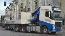 Gewaltige dreiachsige VOLVO FH 500 Sattelzugmaschine als Selbstlader mit Hydraulikgreifer und Flachauflieger mit Seitenborden der Fa. König Mineralöle GmbH am 28.10.19 Berlin Pankow.