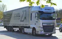 Moderne DAF XF 480 Zugmaschine mit Auflieger der Spedition ZOBEL am 17.04.19 Berlin Marzahn.