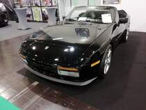Porsche 944 S2 Cabriolet, gebaut von 1988 bis 1991. Angetrieben wird der 944 S2 von einem Vierzylinderreihenmotor, der aus einem Hubraum von 2990 cm³ eine Leistung von 211 PS erbringt. Die Höchstgeschwindigkeit wurde von Porsche damals mit 240 km/h angegeben. Essen Motor Show am 08.12.2019.