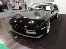 Porsche 944 S2 Cabriolet, gebaut von 1988 bis 1991. Angetrieben wird der 944 S2 von einem Vierzylinderreihenmotor, der aus einem Hubraum von 2990 cm³ eine Leistung von 211 PS erbringt. Die Höchstgeschwindigkeit wurde von Porsche damals mit 240 km/h angegeben. Essen Motor Show am 08.12.2019.