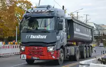 Die Spedition Hahn mit einem einem neuen Sattelkipper mit einer RENAULT T 4?? Zugmaschine am 07.11.19 Berlin Karlshorst.
