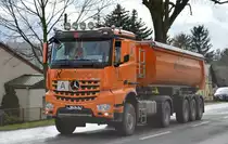 Die KWRENSCH Containerdienst & Recycling GmbH & Co.KG mit Sattelkipper mit MB AROCS 1845 Zugmaschine am 26.03.19 Berlin Ahrensfelde.