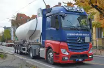 Die Fa. Gustav und Edgar Steingräber oHG,  Nachfolger Ingo Steingräber e.K. mit einer MB ACTROS 1843 Zugmaschine mit Siloauflieger am 07.11.19 Berlin Karlshorst.