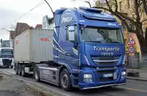 Die Spedition PHIELER TRANSPORTE mit ihrer optisch sehr schön gestalteten IVECO XF 570 Zugmaschine mit Containerträger-Auflieger am 13.12.19 Berlin Karlshorst.