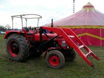 Zetor-Typ6711,ErzeugNr2332,Bj1972  steht Zirkuszelt anl�sslich eines Gastspieles in Ried i.I.; 090321