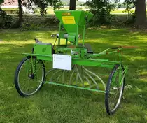 =Schiebestreuer HEGE 33, gesehen am Tag der offenen Tür beim Landwirtschaftszentrum Eichhof im Juni 2019