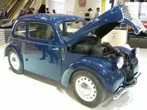 Skoda Popular 995  Liduska , wie er nur in den Jahren 1939 und 1940 in Mlada Boleslav montiert wurde. Im Grunde war der Popular 995 das Sparmodell des Skoda Popular 1100 und war nur als zweitürige Limousine lieferbar. Der wassergekühlte Vierzylinderreihenmotor hat einen Hubraum von 995 cm³ und leistet 22 PS. Die Höchstgeschwindigkeit wurde mit 85 km/h angegeben. Techno Classica Essen am 25.03.2012.
