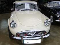 Daimler SP 250 Roadster, gebaut in Englands Autohauptstadt Coventry von 1959 bis 1964. Der V8-Motor mit einem Hubraum von 2548 cm³ leistet 140 PS. Der abgelichtete Wagen entstammt dem Baujahr 1960 und ist in der Farbkombination elfenbein mit geranienroten Ledersitzen ausgestattet. Desweiteren ist der Wagen mit dem selten bestellten, werksseitigen Hardtopdach ausgerüstet. Angeblich wurde das Modell SP 250 zu Beginn der 1960´er Jahre auch von der britischen Autobahnpolizei genutzt. Classic Remise Düsseldorf im Januar 2011.