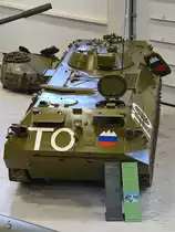 Ein geländegängiges, leicht gepanzertes, schwimmfähiges Gleiskettenfahrzeug MT-LBu war Ende August 2019 im Park der Militärgeschichte in Pivka ausgestellt.