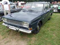 Ford Taunus P6 15M, gebaut von 1966 bis 1970. Das Modell P6 war als 12M und 15M lieferbar. Die Autos unterschieden sich aber durch die Gestaltung von Front und Heck. Der 15M hatte rechteckige Frontscheinwerfer, während der 12M mit runden Scheinwerfern einher kam. Angetrieben wird der 15M von einem V4-Motor mit einem Hubraum von 1498 cm³, der 55 PS leistet. Oldtimertreffen Melderslo/NL zu Pfingsten 2017. 