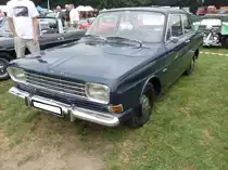 Ford Taunus P6 15M, gebaut von 1966 bis 1970. Das Modell P6 war als 12M und 15M lieferbar. Die Autos unterschieden sich aber durch die Gestaltung von Front und Heck. Der 15M hatte rechteckige Frontscheinwerfer, während der 12M mit runden Scheinwerfern einher kam. Angetrieben wird der 15M von einem V4-Motor mit einem Hubraum von 1498 cm³, der 55 PS leistet. Oldtimertreffen Melderslo/NL zu Pfingsten 2017. 