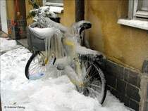 Vor dem Start sollte unbedingt die Betriebssicherheit �berpr�ft werden - Total vereistes Fahrrad, aufgenommen in Stockholm am 15.03.2006
