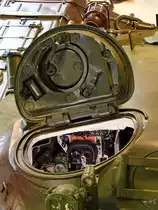 Blick durch die Turmluke eines Kampfpanzers vom Typ M-84. (Park der Militärgeschichte Pivka, August 2019)