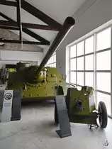 Ein Jagdpanzer vom Typ SU-100 (M-44) und eine Kanone M1943 OB-25 standen Ende August 2019 im Park der Militärgeschichte in Pivka.