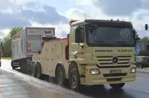 Ein MB ACTROS 4150 Abschleppfahrzeug für LKW und Busse der Fa. ADS-ADK aus Berlin mit Lieferwagen am Haken am 10.10.19 Berlin Marzahn