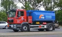 Ein MAN Typ? LKW mit Tankaufbau der Fa. FTG Fuhse Transport-GmbH mit Befüllung siehe (UN-Nr.: 30/1268 = 	Erdöldestillate, N.A.G. oder Erdölprodukte, N.A.G.) am 28.06.19 Berlin Marzahn. 