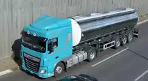 Eine DAF XF 460 Zugmaschine von Klaus Wapner mit Tankauflieger, zum Bsp. für Milch- und Lebensmitteltransporte am 09.08.19 Berliner Stadtautobahn Höhe Kaiserdamm. 