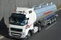 Ein polnischer Tank-Sattelzug von I.Markiewicz auch möglicherweise für Milch oder Lebensmitteltransporte am 09.08.19 Berlin Stadtautobahn Höhe Kaiserdamm.