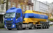 Eine IVECO HI-WAY 460 Zugmaschine mit Eutersiloauflieger der Fa. Contex GmbH & Co.KG am 13.11.19 Berlin Pankow.