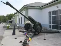 Die Haubitze D-30 (2A18), Kaliber 122mm ist eine sowjetische Entwicklung. (Park der Militärgeschichte Pivka, August 2019)

