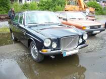 Volvo 164E, gebaut von 1972 bis 1975. Als Volvo 164 stand dieses Modell bereits ab Frühjahr 1969 bei den Händlern. Im Grunde war es ein luxuriöserer Volvo 144 mit einer verlängerten  Schnauze  um den Sechszylinderreihenmotor mit einem Hubraum von 2978 cm³ unterzubringen. Dieser leistet 160 PS und kann den Schweden auf eine Höchstgeschwindigkeit von 185 km/h beschleunigen. Dann fließen aber auch ca. 16 Liter Superbenzin auf 100 Kilometer durch die Einspritzpumpe. Oldtimertreffen an der  Alten Dreherei  in Mülheim an der Ruhr im Juni 2016. 