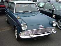 Ford Anglia 105E. 1959 - 1967. Der Anglia 105E war der letzte Anglia der schon seit 1940 produzierten Baureihe. Seine auffällige Karosserieform mit der Z-förmigen C-Säule machte ihn zum Hingucker. In dieser Baureihe wurde auch erstmalig der von Ford/GB konstruierte Kent-Motor verbaut. Der 4-Zylinderreihenmotor hat einen Hubraum von 997 cm³ und leistet 40 PS. Ford-Classic-Event in Krefeld am 18.09.2016.