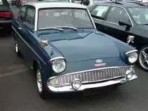 Ford Anglia 105E. 1959 - 1967. Der Anglia 105E war der letzte Anglia der schon seit 1940 produzierten Baureihe. Seine auffällige Karosserieform mit der Z-förmigen C-Säule machte ihn zum Hingucker. In dieser Baureihe wurde auch erstmalig der von Ford/GB konstruierte Kent-Motor verbaut. Der 4-Zylinderreihenmotor hat einen Hubraum von 997 cm³ und leistet 40 PS. Ford-Classic-Event in Krefeld am 18.09.2016.